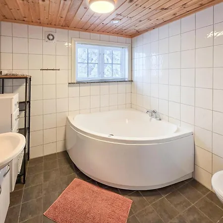 Ferienhaus Beautiful In Skollenborg Lindaskroken